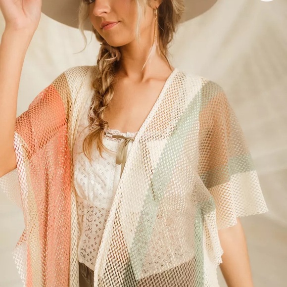 Gimmicks from Buckle Colorful Sheer Duster with White Top and Olive Shorts - Picture 6 of 7